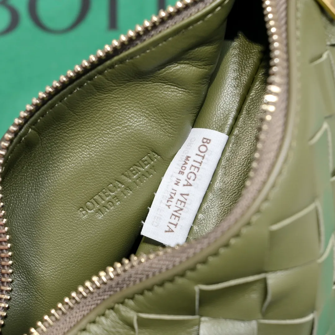 Batch 1280 It is predicted that BV Bottega's lunch bag will be popular again this year🔥. It is very soft and lightweight. It also uses the intrecciato weaving process that the two founders spent several months developing from the beginning of the brand. It is completely hand-woven by Italian craftsmen and perfectly reflects the craftsmanship of Bottega. The entire bag shape is also a very practical and popular lunch box bag shape. The slightly curved arc of the bag mouth can also better fit our wrists. Style number: 7748-1 Size: 17*13.5*5cm